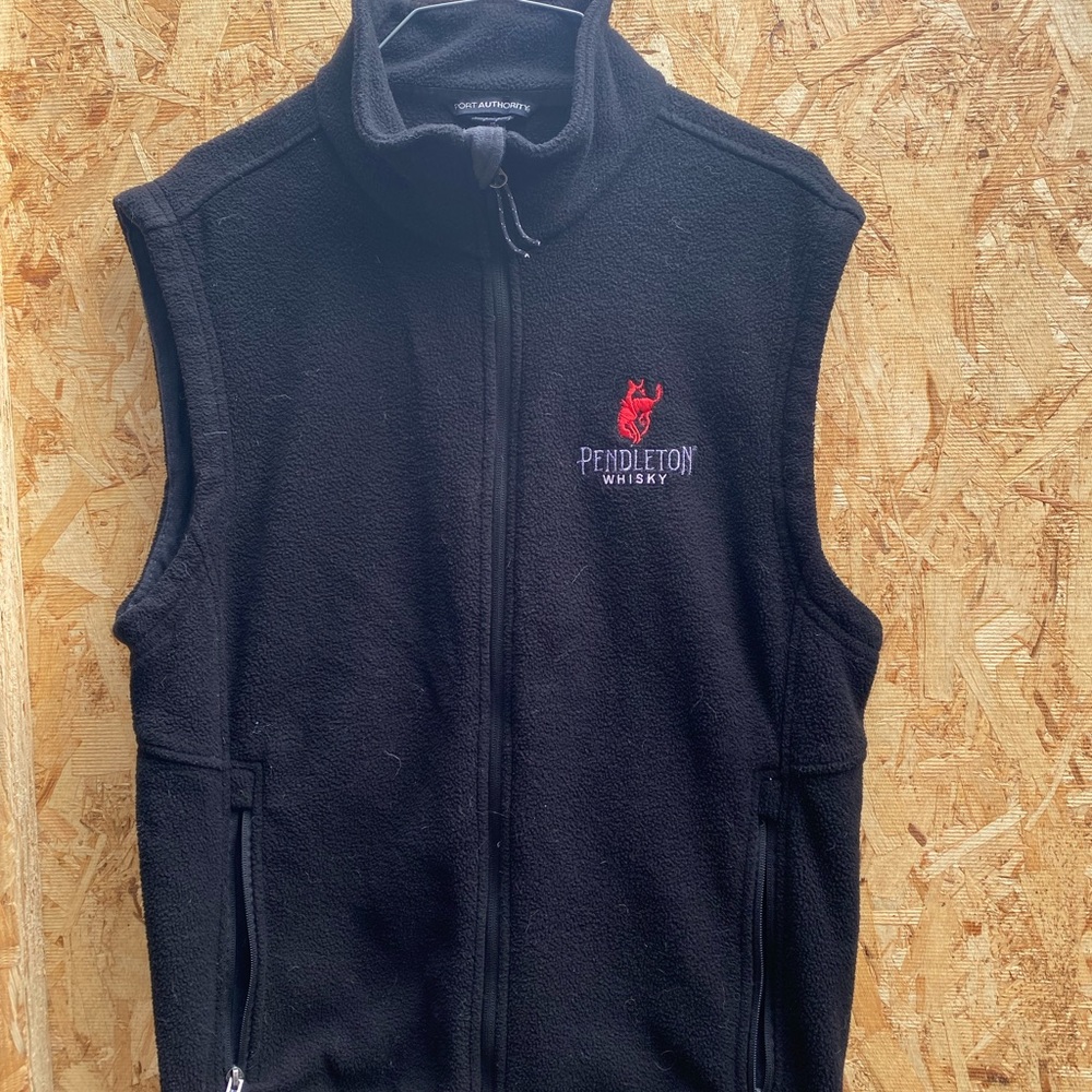 Pendleton Whiskey Men’s Medium Black Vest Fleece Embroidered
